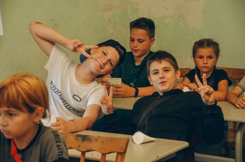 Усміхнені діти в класі на занятті