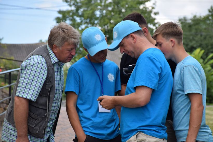 Підлітки з наставниками разом у молитві