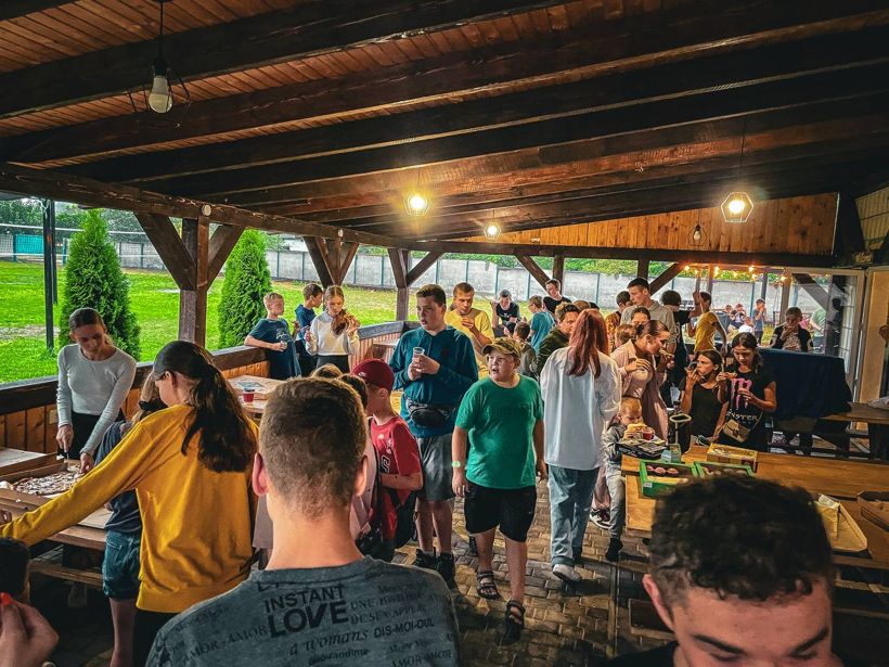 Вечірнє спілкування родин під альтанкою