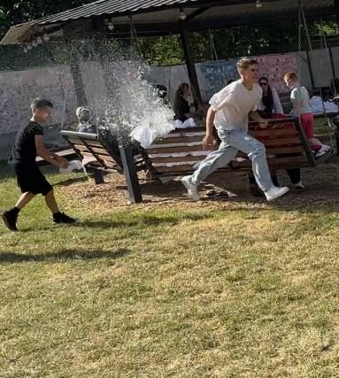 Діти граються з водою на свіжому повітрі