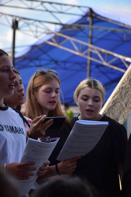 Діти співають разом просто неба