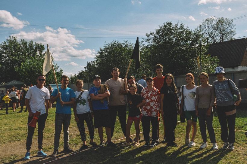 Команда дітей і вожатих з прапорами