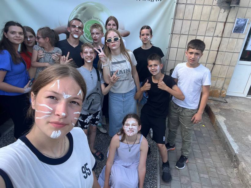 Спільне фото з розмальованими обличчями біля банера табору
